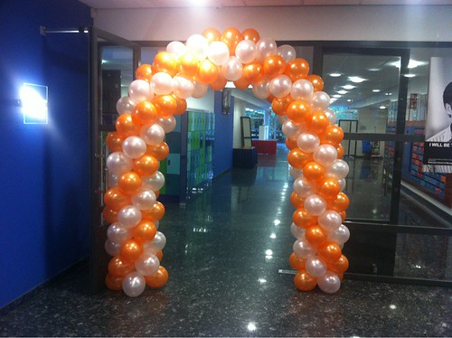  Ballonboog 6m Oranje Wit <a href='http://www.rotterdamsballonnenbedrijf.nl/plaatsen/erasmus-universiteit' class='w3-text-indigo'>Erasmus Universiteit</a> Rotterdam