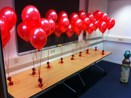  Tafeldecoratie 3ballonnen Rood <a href='http://www.rotterdamsballonnenbedrijf.nl/plaatsen/erasmus-universiteit' class='w3-text-indigo'>Erasmus Universiteit</a> Rotterdam