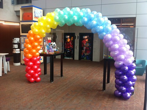  Ballonboog 7m In Regenboog Kleuren Voor <a href='http://www.rotterdamsballonnenbedrijf.nl/plaatsen/unilever' class='w3-text-indigo'>Unilever</a> Rotterdam