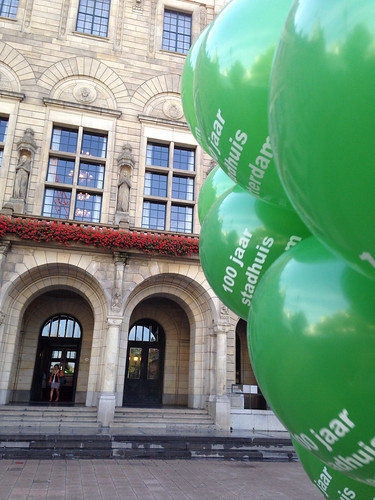  Heliumballonnen 100 Jaar <a href='http://www.rotterdamsballonnenbedrijf.nl/plaatsen/stadhuis' class='w3-text-indigo'>Stadhuis</a> Rotterdam