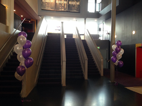  Tafeldecoratie 10ballonnen Gronddecoratie <a href='http://www.rotterdamsballonnenbedrijf.nl/plaatsen/pathe' class='w3-text-indigo'>Pathe</a> De Kuip Rotterdam Disney Violetta