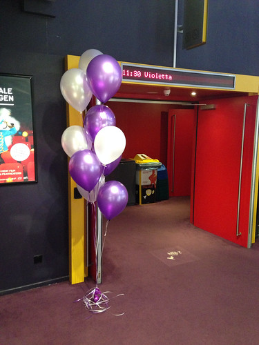  Tafeldecoratie 10ballonnen Gronddecoratie <a href='http://www.rotterdamsballonnenbedrijf.nl/plaatsen/pathe' class='w3-text-indigo'>Pathe</a> De Kuip Rotterdam Disney Violetta