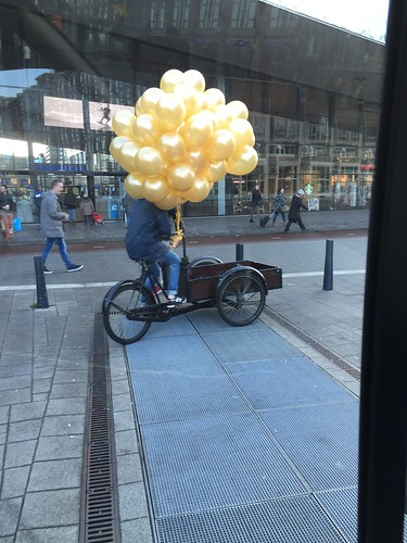  Heliumballonnen Goud <a href='http://www.rotterdamsballonnenbedrijf.nl/plaatsen/centraal-station' class='w3-text-indigo'>Centraal Station</a> Rotterdam