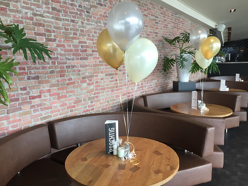  Tafeldecoratie 3ballonnen Zilver Goud Ivoor Restaurant <a href='http://www.rotterdamsballonnenbedrijf.nl/plaatsen/prachtig' class='w3-text-indigo'>Prachtig</a> Rotterdam