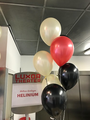  Tafeldecoratie 5ballonnen <a href='http://www.rotterdamsballonnenbedrijf.nl/plaatsen/nieuwe-luxor' class='w3-text-indigo'>Nieuwe Luxor</a> Theater Rotterdam