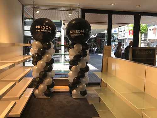  Ballonpilaar Breed Rond Bedrukt Opening Nelson Schoenen <a href='http://www.rotterdamsballonnenbedrijf.nl/plaatsen/lijnbaan' class='w3-text-indigo'>Lijnbaan</a> Rotterdam