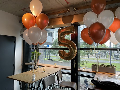  Tafeldecoratie 6ballonnen Folie Ballon 5 Jarig Bestaan Stadscafe <a href='http://www.rotterdamsballonnenbedrijf.nl/plaatsen/weena' class='w3-text-indigo'>Weena</a> Rotterdam