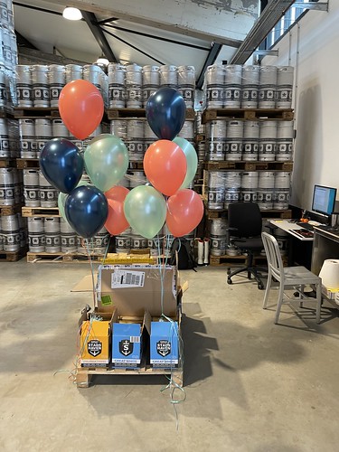  Tafeldecoratie 6ballonnen <a href='http://www.rotterdamsballonnenbedrijf.nl/plaatsen/stadshaven-brouwerij' class='w3-text-indigo'>Stadshaven Brouwerij</a> Rotterdam