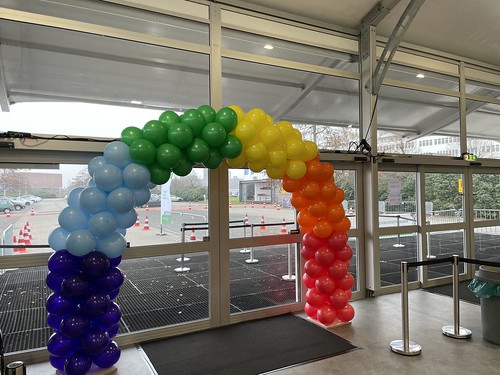  Ballonboog 6m Regenboog Opening Vaccinatielocatie <a href='http://www.rotterdamsballonnenbedrijf.nl/plaatsen/ss-rotterdam' class='w3-text-indigo'>SS Rotterdam</a>