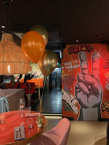  Tafeldecoratie 3ballonnen Verjaardag <a href='http://www.rotterdamsballonnenbedrijf.nl/plaatsen/vandal' class='w3-text-indigo'>Vandal</a> Rotterdam