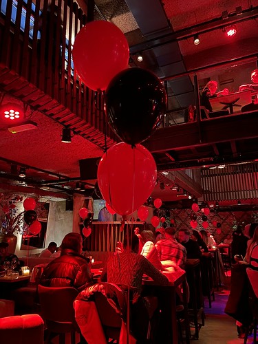  Tafeldecoratie 3ballonnen Valentijnsdag <a href='http://www.rotterdamsballonnenbedrijf.nl/plaatsen/cafe-in-the-city' class='w3-text-indigo'>Cafe In The City</a> Rotterdam