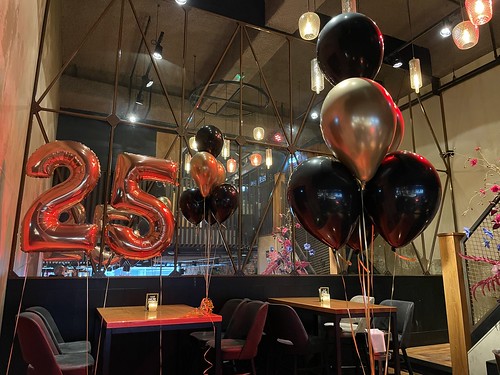  Tafeldecoratie 6ballonnen En Folieballon Cijfer 25 Verjaardag <a href='http://www.rotterdamsballonnenbedrijf.nl/plaatsen/cafe-in-the-city' class='w3-text-indigo'>Cafe In The City</a> Rotterdam