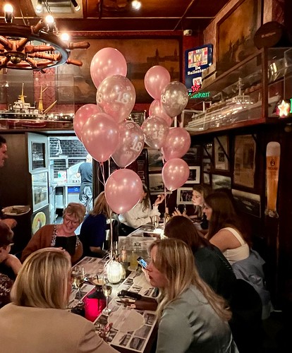  Tafeldecoratie 6ballonnen Verjaardag 18 Jaar <a href='http://www.rotterdamsballonnenbedrijf.nl/plaatsen/de-ballentent' class='w3-text-indigo'>De Ballentent</a> Rotterdam