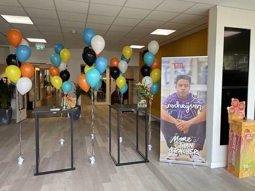  Tafeldecoratie 8ballonnen Gronddecoratie Open Dag <a href='http://www.rotterdamsballonnenbedrijf.nl/plaatsen/thomas-more-hogeschool' class='w3-text-indigo'>Thomas More Hogeschool</a> Rotterdam