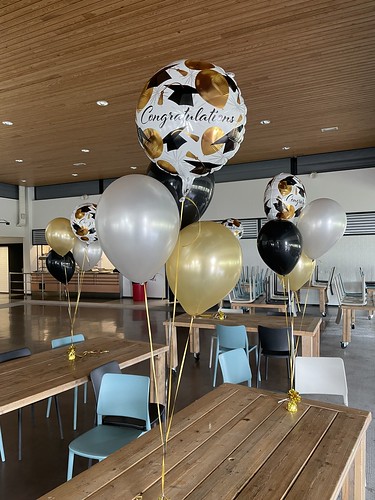  Tafeldecoratie 4ballonnen Diplomering Geslaagd <a href='http://www.rotterdamsballonnenbedrijf.nl/plaatsen/accent-praktijkonderwijs' class='w3-text-indigo'>Accent Praktijkonderwijs</a> Rotterdam