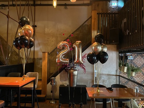  Tafeldecoratie 6ballonnen Folieballon Cijfer 21 Verjaardag <a href='http://www.rotterdamsballonnenbedrijf.nl/plaatsen/cafe-in-the-city' class='w3-text-indigo'>Cafe In The City</a> Rotterdam