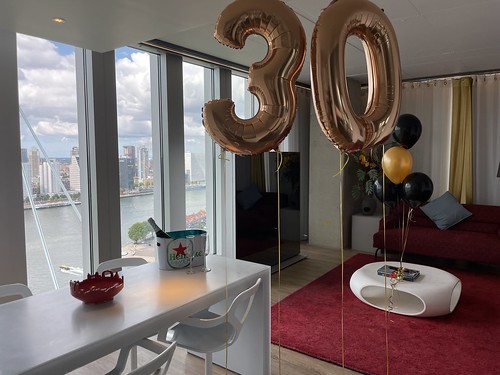  Folieballon Cijfer 30 Tafeldecoratie 6ballonnen Verjaardag Met Uitzicht Op De <a href='http://www.rotterdamsballonnenbedrijf.nl/plaatsen/erasmusbrug' class='w3-text-indigo'>Erasmusbrug</a> Rem Koolhaas Suite <a href='http://www.rotterdamsballonnenbedrijf.nl/plaatsen/nhow' class='w3-text-indigo'>NHOW</a> Hotel Rotterdam