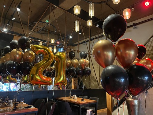  Tafeldecoratie 6ballonnen Folieballon Cijfer 21 Verjaardag <a href='http://www.rotterdamsballonnenbedrijf.nl/plaatsen/cafe-in-the-city' class='w3-text-indigo'>Cafe In The City</a> Rotterdam