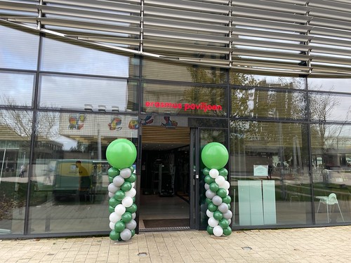  Ballonpilaar Breed Rond Erasmus Paviljoen <a href='http://www.rotterdamsballonnenbedrijf.nl/plaatsen/erasmus-universiteit' class='w3-text-indigo'>Erasmus Universiteit</a> Rotterdam