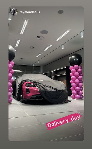  Ballonpilaar Breed Rond Auto Aflevering <a href='http://www.rotterdamsballonnenbedrijf.nl/plaatsen/porsche-centrum-rotterdam' class='w3-text-indigo'>Porsche Centrum Rotterdam</a>