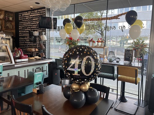  Tafeldecoratie Zonder Helium Tafeldecoratie 3 Ballonnen Verjaardag 40 Jaar <a href='http://www.rotterdamsballonnenbedrijf.nl/plaatsen/jackys-lunchcafe' class='w3-text-indigo'>Jackys Lunchcafe</a> Rotterdam