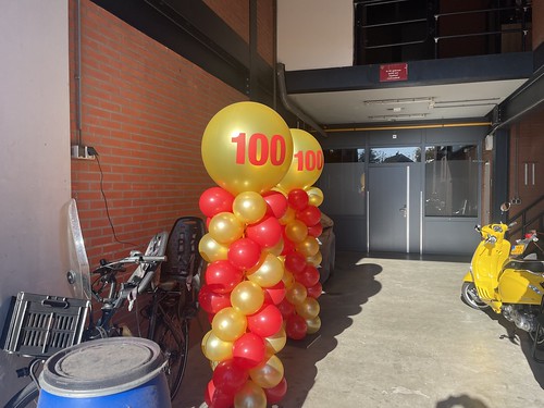  Ballonpilaar Bedrukt 100 Jaar Jubileum <a href='http://www.rotterdamsballonnenbedrijf.nl/plaatsen/brandweer' class='w3-text-indigo'>Brandweer</a> <a href='http://www.rotterdamsballonnenbedrijf.nl/plaatsen/brandweer' class='w3-text-indigo'>Brandweer</a>kazerne Frobenstraat Rotterdam