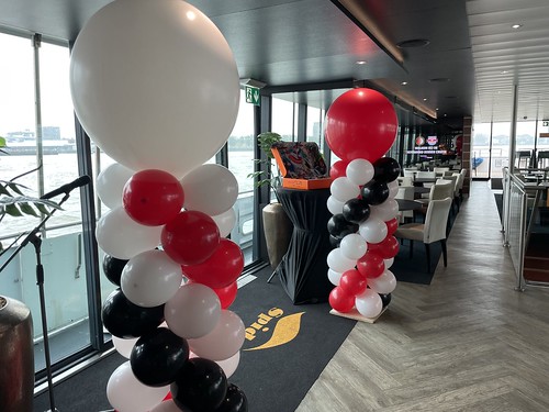  Ballonpilaar <a href='http://www.rotterdamsballonnenbedrijf.nl/plaatsen/feyenoord' class='w3-text-indigo'>Feyenoord</a> Dinner Cruise <a href='http://www.rotterdamsballonnenbedrijf.nl/plaatsen/spido' class='w3-text-indigo'>Spido</a> Rotterdam