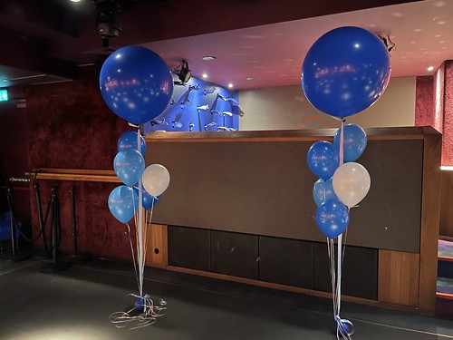  Gronddecoratie 5 Ballonnen Met Cloudbuster <a href='http://www.rotterdamsballonnenbedrijf.nl/plaatsen/the-grit' class='w3-text-indigo'>The Grit</a> <a href='http://www.rotterdamsballonnenbedrijf.nl/plaatsen/stadhuis' class='w3-text-indigo'>Stadhuis</a>plein Rotterdam