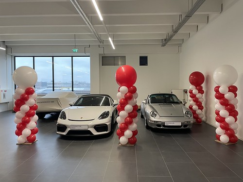  Ballonpilaar <a href='http://www.rotterdamsballonnenbedrijf.nl/plaatsen/porsche-centrum-rotterdam' class='w3-text-indigo'>Porsche Centrum Rotterdam</a>