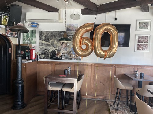  Folieballon Cijfer 60 Verjaardag Eetcafe <a href='http://www.rotterdamsballonnenbedrijf.nl/plaatsen/de-gouden-snor' class='w3-text-indigo'>De Gouden Snor</a> Rotterdam